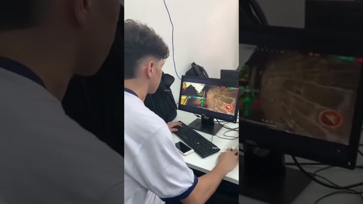 jogando ff no pc da escola #shorts #freefire